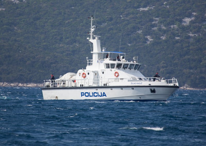Pomorska policija ulovila nekoliko plovila u nedozvoljenom glisiranju, a otkrivena i dva Austrijanca u nedozvoljenom ribolovu podvodnom puškom