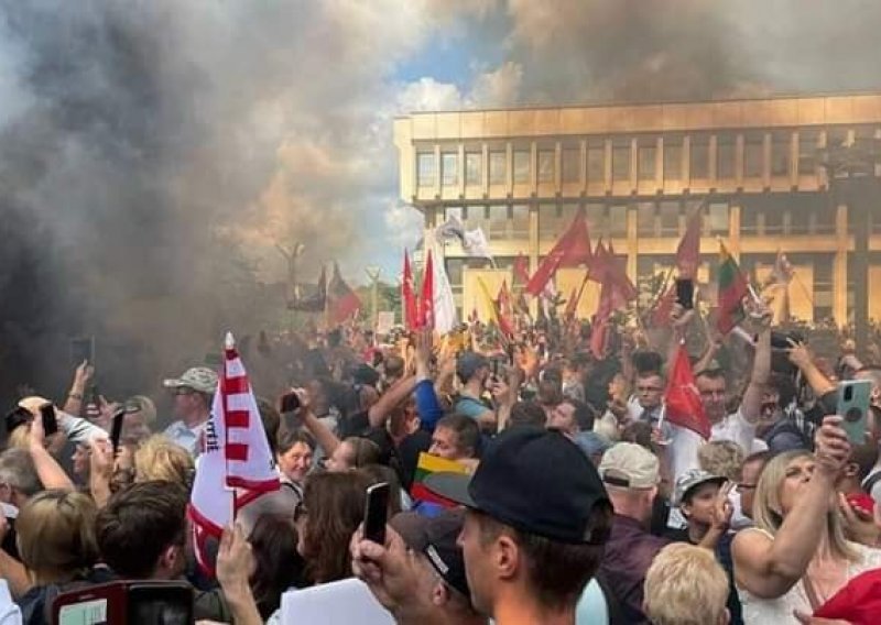 [VIDEO] Neredi u Vilniusu zbog novih covid pravila: Prosvjednici bacali petarde i boce, policija odgovorila suzavcem