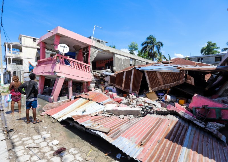 U potresu u Haitiju poginule najmanje 304 osobe, više od 1800 ozlijeđenih. Proglašeno jednomjesečno izvanredno stanje