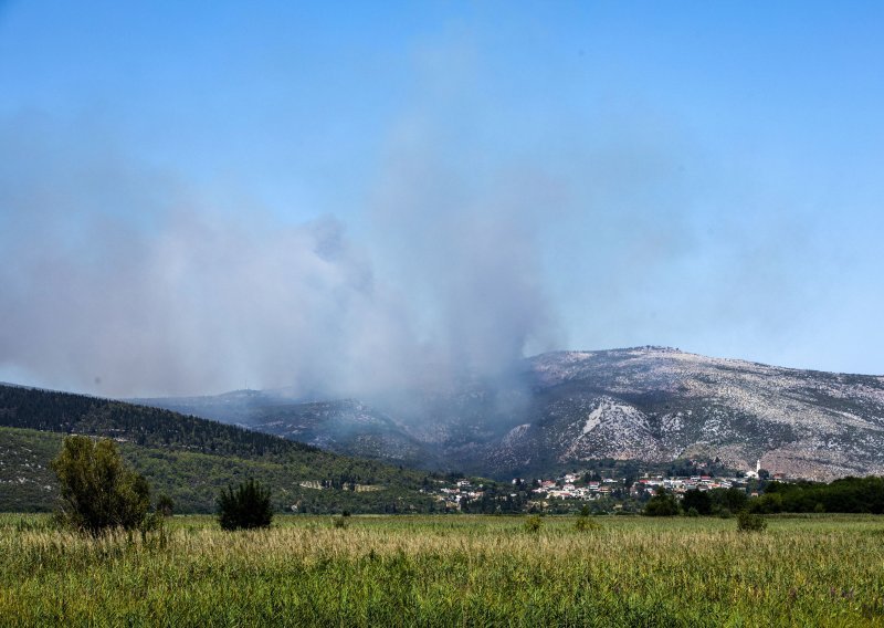 Desetak požara u Hercegovini: Vatrogasci ih ne mogu kontrolirati, traže pomoć kanadera iz Hrvatske