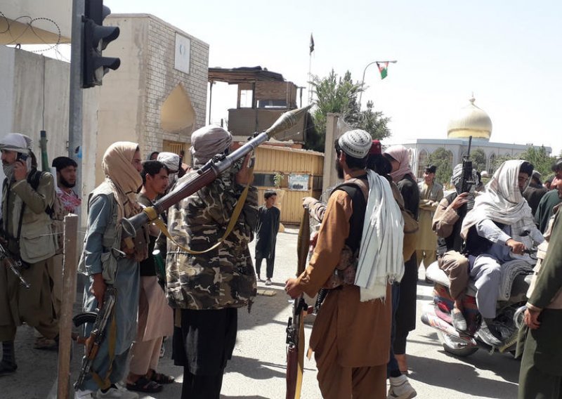 Talibani pred vratima Kabula, pregovara se o mirnom prijenosu vlasti dok se stranci masovno evakuiraju