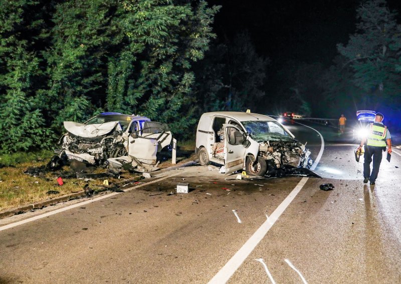 [FOTO] Frontalni sudar u Istri: Vozač kombija nije bio vezan, udario u osobni automobil i preminuo na licu mjesta
