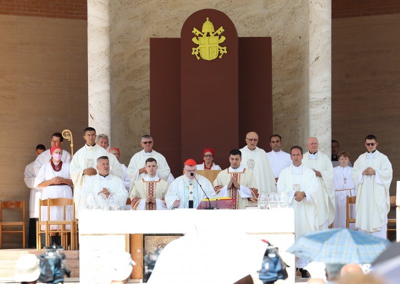 [FOTO] Kardinal Bozanić u Mariji Bistrici: Zadatak koji nam zadaje Marija vrijedi za cijeli narod, ali i crkvenu, političku te društvenu vlast