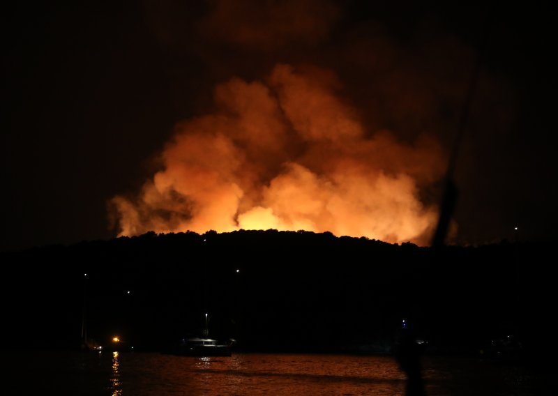 Na požarištu na Hvaru cijelu noć dežura 40 vatrogasaca