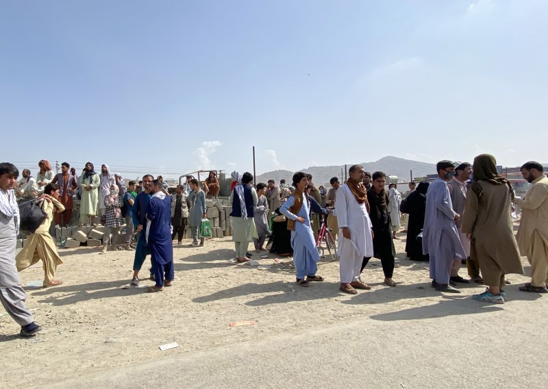 Avion s evakuiranim Afganistancima u tranzitu za SAD stigao u Albaniju