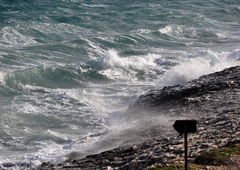 HAK: Jaki vjetar usporava vožnju uz jadransku obalu