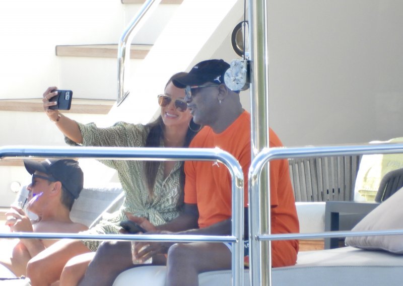 Michael Jordan luksuznom jahtom doplovio je do Hvara, a njegova zanosna supruga snimila je i selfie