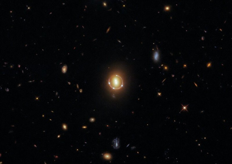[FOTO] Einsteinov prsten: Hubble je najnovijom snimkom ulovio još jednu tajnu dubokog svemira
