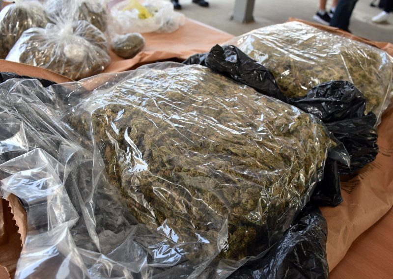 U Osijeku i Čepinu policija pronašla više od tri kilograma marihuane
