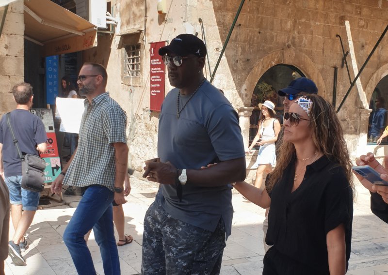 [FOTO] Nakon drame na Hvaru Michael Jordan stigao u Dubrovnik, odakle će napustiti Hrvatsku, i sjeo u restoran u koji je znao navraćati i njegov nekadašnji suigrač Toni Kukoč