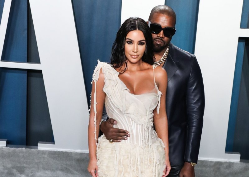Bivši supružnici ponovno šokiraju: Kayne West gorio na pozornici, a Kim Kardashian za njega je ponovno odjenula vjenčanicu