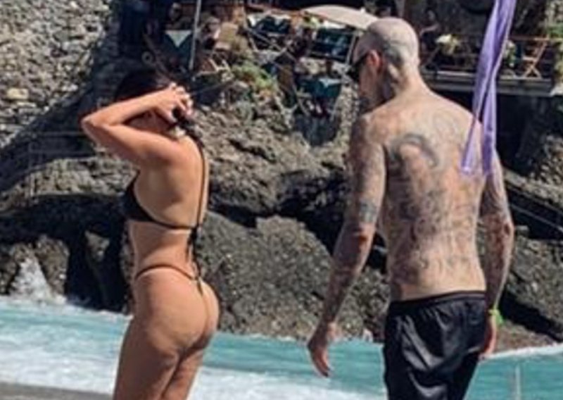 Mnogi su se čudili kad su objavili da su vezi, no najstarija sestra Kardashian ne odvaja se od svog tetoviranog bubnjara
