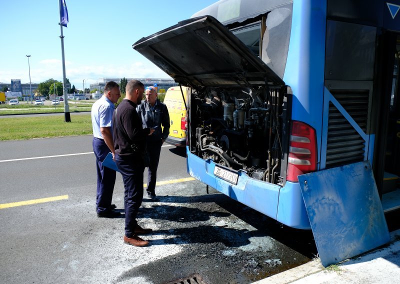 [FOTO] Kamion potrgao tramvajski vod i izazvao kolonu na Savskoj, u Novom Zagrebu se zapalio autobus