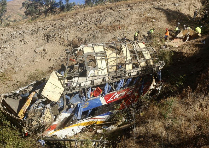 Najmanje 29 mrtvih u Peruu: Autobus pao u provaliju od 200 metara
