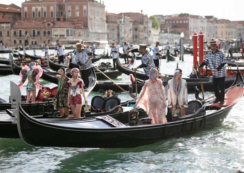 Počelo je spektakularno, ali o kaosu koji je nastao svjedoče samo društvene mreže: Superzvijezde i modele na Dolce&Gabbana reviji u Veneciji zasula tuča