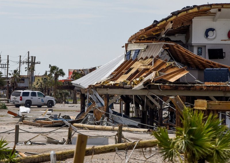 Više od 50 mrtvih u SAD-u, Biden u Louisiani vidio posljedice uragana Ide