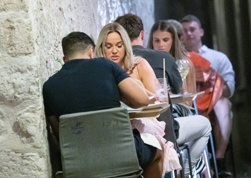 Britanska televizijska zvijezda uživa u gastro čarima Dubrovnika i damama poručuje: 'Život ne počinje kad se uspiješ ugurati u neku haljinu'