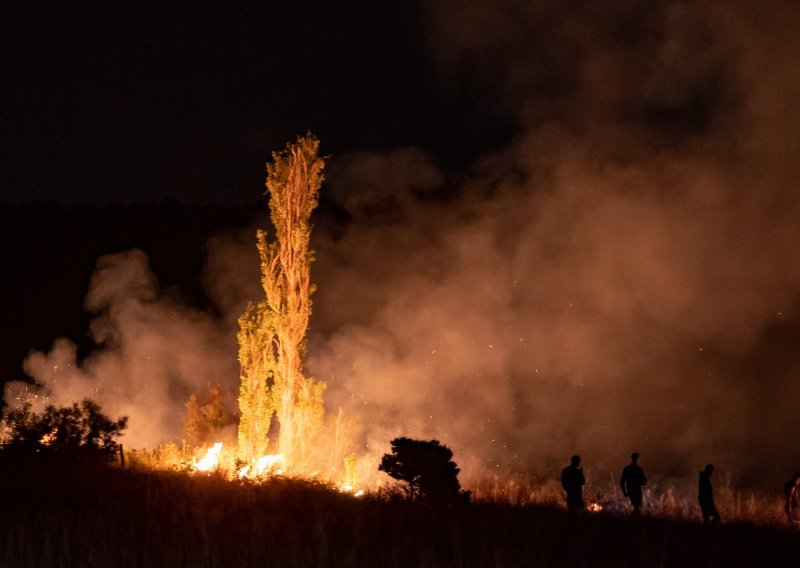 Požar na Krbavskom polju još nije lokaliziran