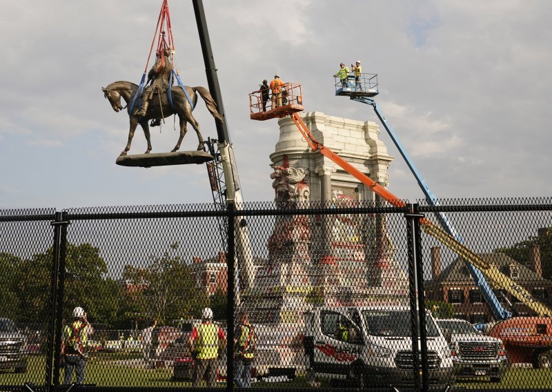 [FOTO/VIDEO] Pogledajte kako je u Americi dizalicom uklonjen spomenik koji smatraju simbolom rasizma