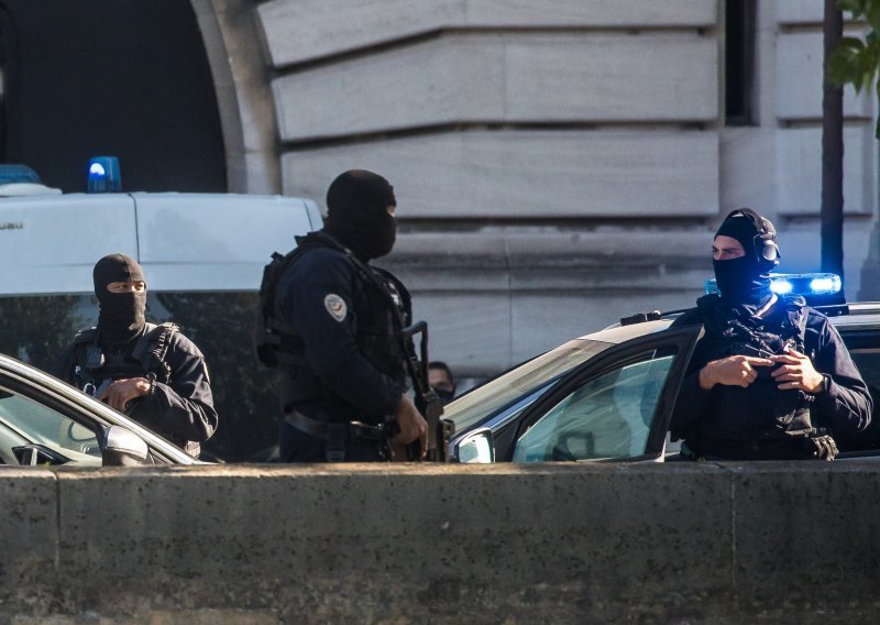 Suđenje za teroristički napad u Parizu prekinuto jer je optuženik iznosio političke stavove