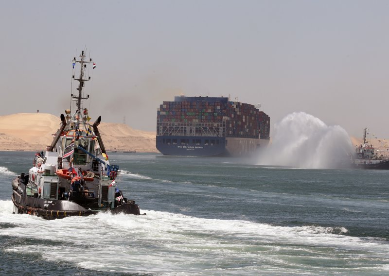 Sueski kanal nakratko blokiran zbog nasukavanja teretnog broda