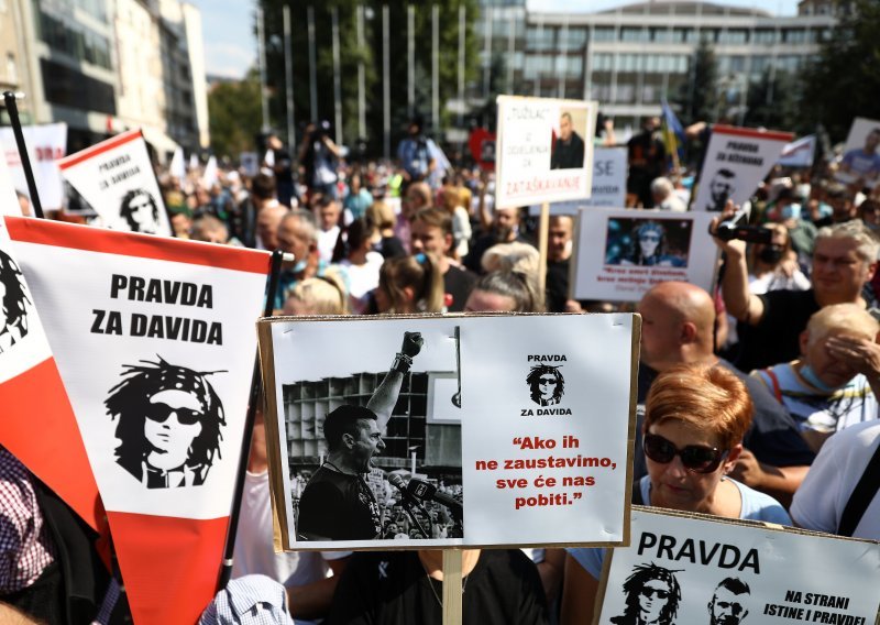 [FOTO/VIDEO] U Sarajevu tisuće prosvjednika tražilo istinu o smrti Dženana i Davida