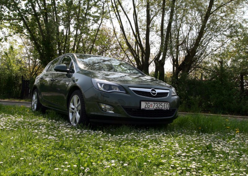 Opel Astra 1.7 CDTI Cosmo – komad grafita i dijamant