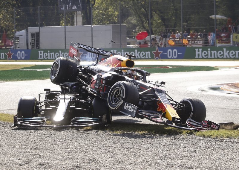 [FOTO] Pobjeda Ricciarda; sudar vodećeg dvojca mogao je završiti tragično, Verstappen prešao preko Hamiltonova bolida, spasio ga Halo!