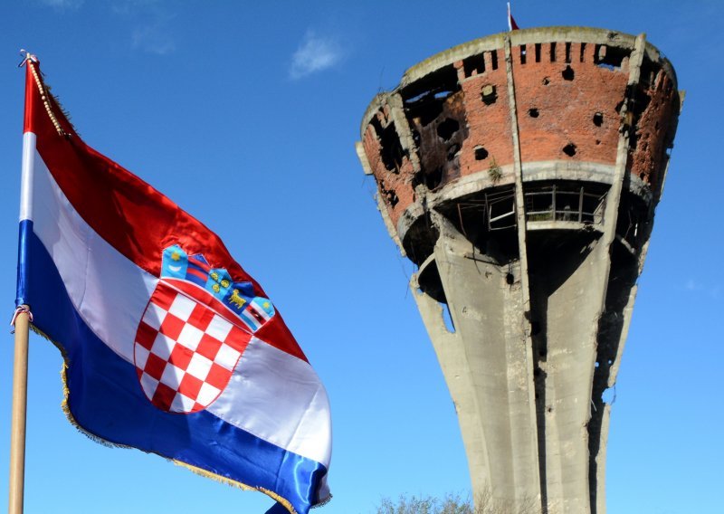 Britanac u Vukovaru zapalio hrvatsku zastavu, određen mu jednomjesečni pritvor