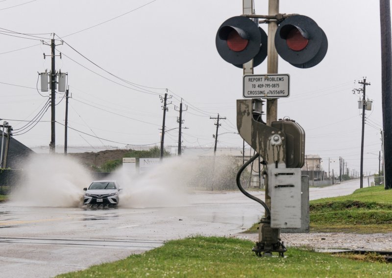 [FOTO/VIDEO] Nicholas iz oluje ojačao u uragan: Navečer bi mogao udariti u obale Teksasa i Louisiane brzinom od 120 kilometara na sat