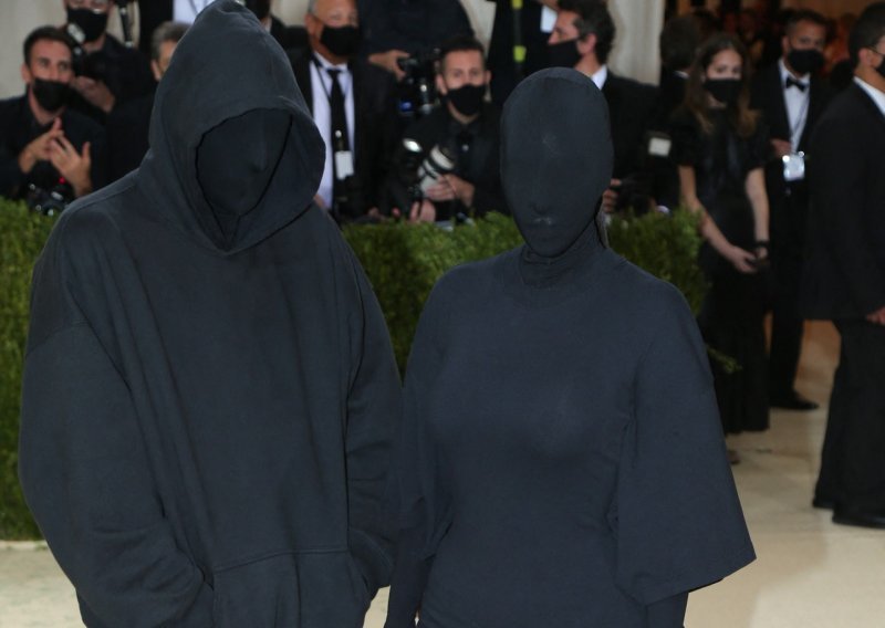 [FOTO] Kim Kardashian ne posustaje; ovog puta lice nije pokrila, no svejedno je izazvala pažnju na parkingu šoping centra