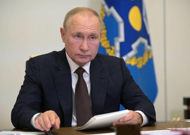 Putin poziva Ruse prije izbora na domoljublje, njegovi glavni protivnici ne smiju sudjelovati u izborima