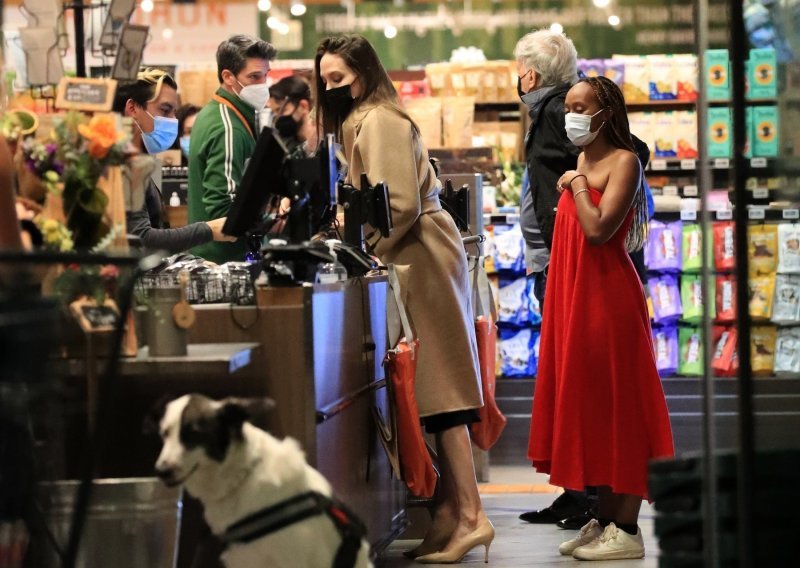 [FOTO] Elegantne i dotjerane Angelina Jolie i Zahara obnovile zalihe namirnica