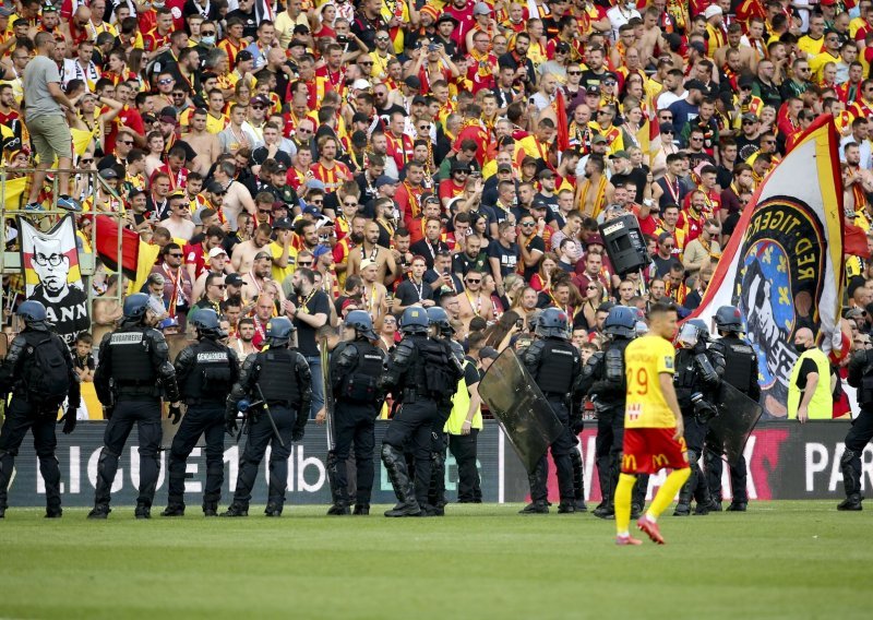 Francuska se crveni od srama zbog takvih scena, a sada su poznate i kazne za klubove