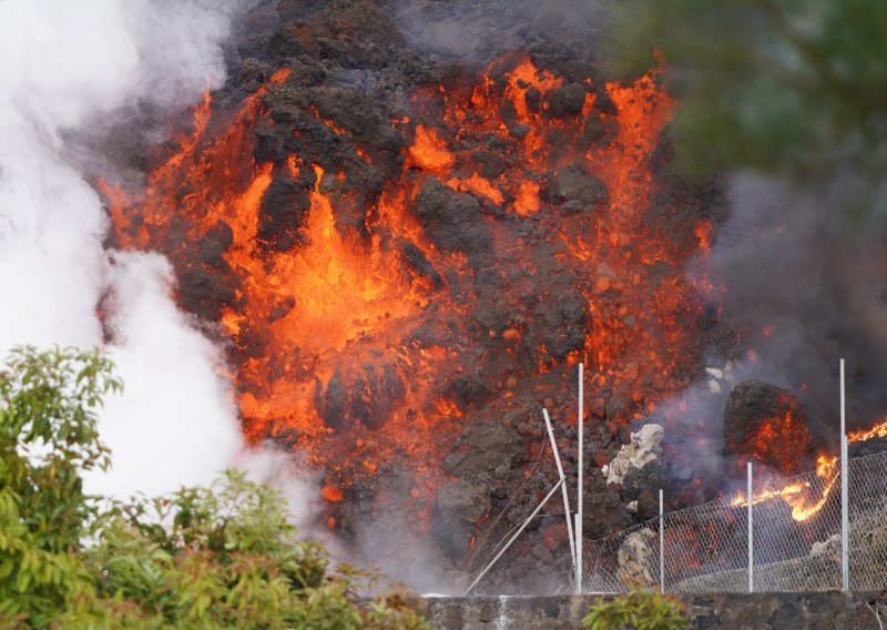 [VIDEO/FOTO] Kanari: Lava suklja iz druge pukotine vulkana i guta kuće, evakuirano još ljudi