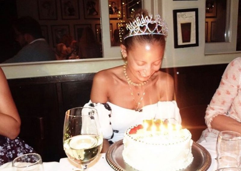 Trenutak nepažnje umalo je bio poguban: Svijeće na rođendanskoj torti zapalile kosu Nicole Richie