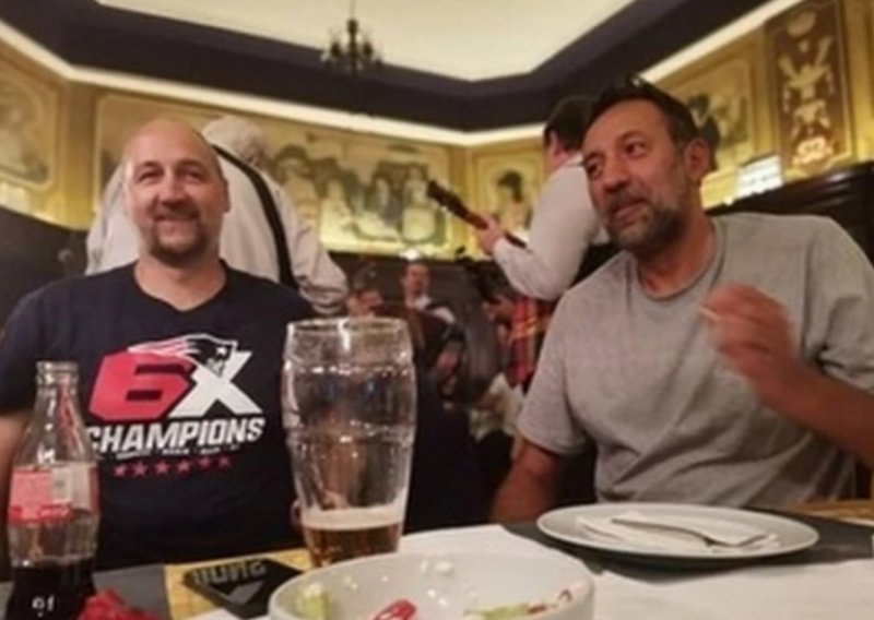 Dino Rađa i Vlade Divac u beogradskom restoranu 'utapali' tugu zbog odlaska košarkaškog velikana
