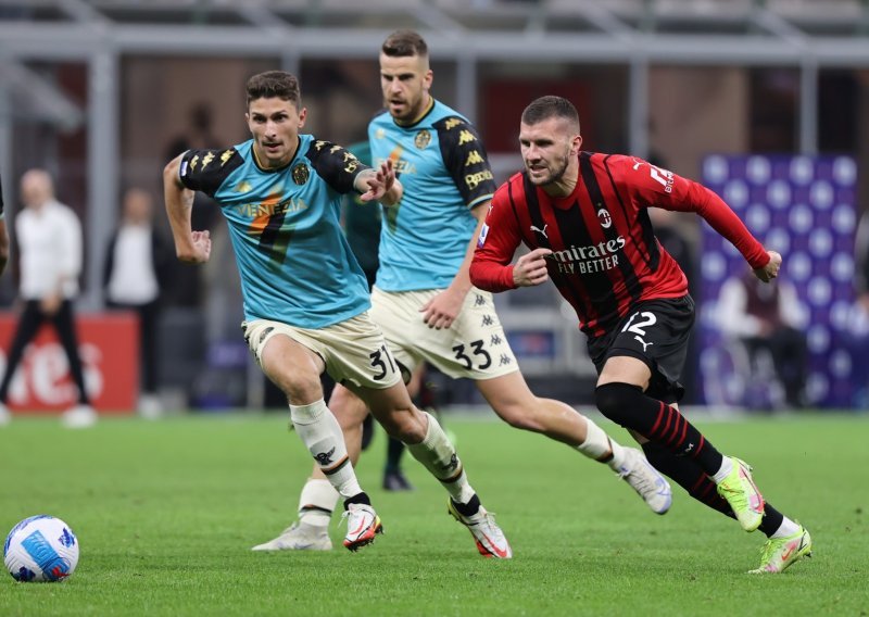 Milan se mučio, a onda ipak u drugom poluvremenu 'slomio' Veneziju; 'rossoneri' su sada na vrhu ljestivce izjednačeni s Interom