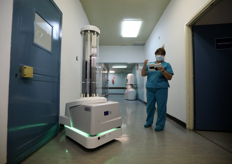 Riječanima stigao prvi robot za dezinfekciju bolnice; za 10 minuta uništava 99,9 posto bakterija
