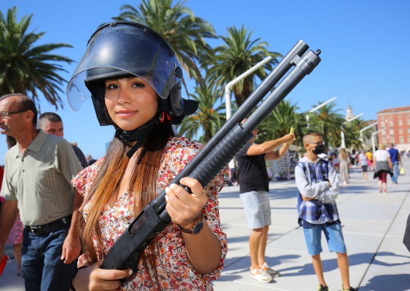 [FOTOGALERIJA] Sačmarice, pištolji, puške... pogledajte kako su Splićani na Rivi 'provjeravali' policijsko naoružanje i opremu