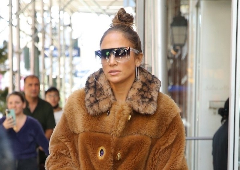 Jennifer Lopez u bundi prošetala na plus 20, a stajling zaokružila bezobrazno skupim gležnjačama