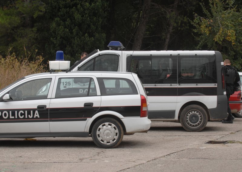 Uhićen mladić koji je još s trojicom zaustavio u vožnji i zapalio vozilo suca nogometnog meča u Mostaru