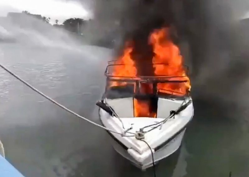 Požar na brodu u Stobreču ugasili građani, vatrogasci pripomogli na kraju