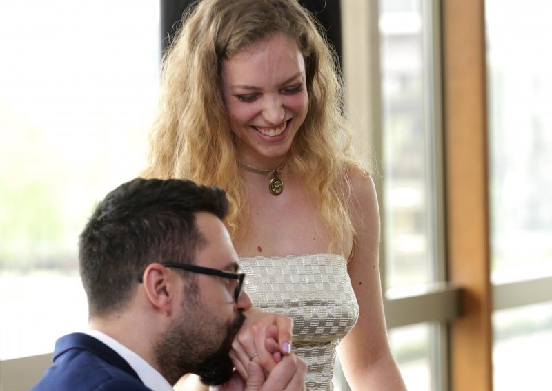Ljubav cvate: Petar Grašo i Hana Huljić zajedno su bili gosti na vjenčanju na Korčuli