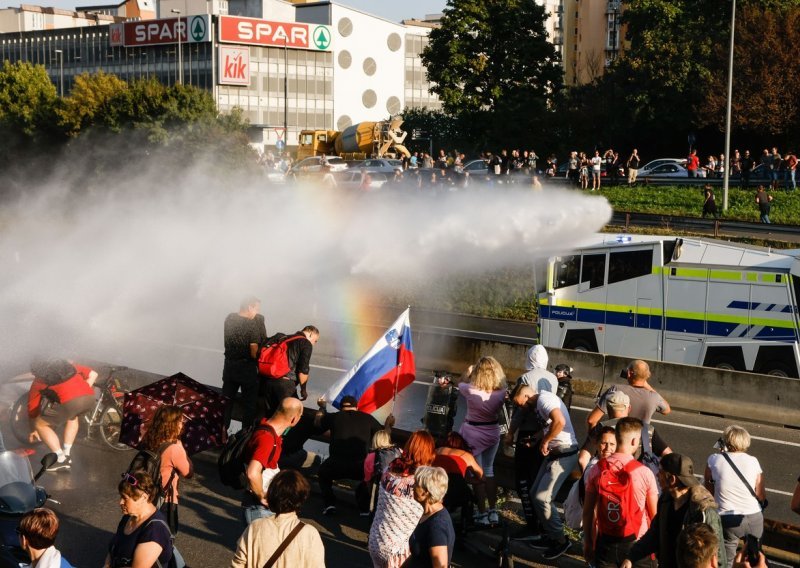 Slovenska policija rastjerala prosvjednike suzavcem i vodenim topovima