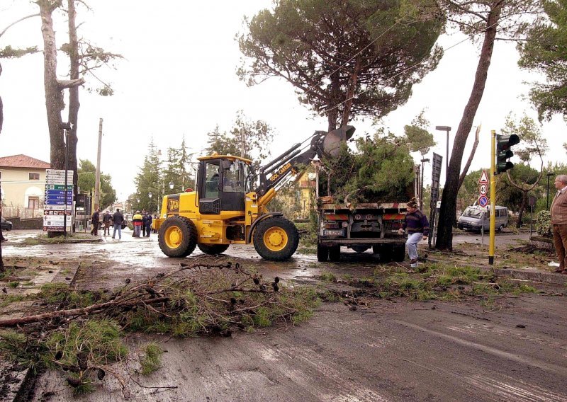 Cataniju pogodio 'tornado', zatvorene ceste, iščupana stabla