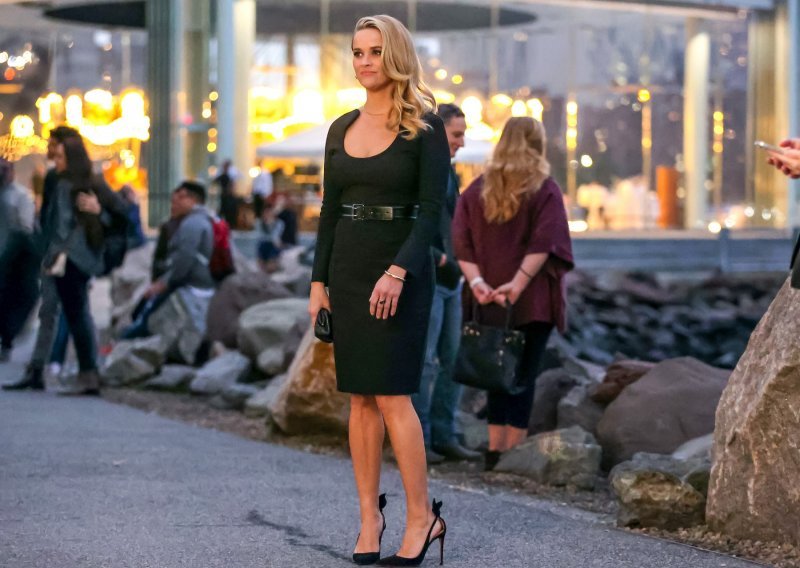Reese Witherspoon prošetala u modnom klasiku i stvorila pomutnju na gradskim ulicama