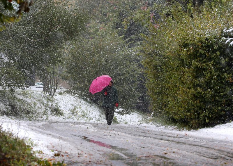 [FOTO/VIDEO] Konačno zbogom ljetu: Počeo padati snijeg u Gorskom kotaru