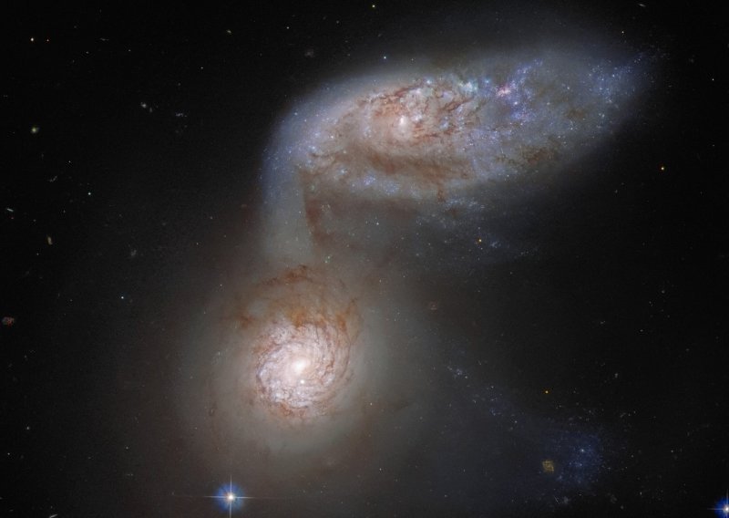 [FOTO] Hubble je snimio neobičan prizor: Delikatan ples dviju galaksija