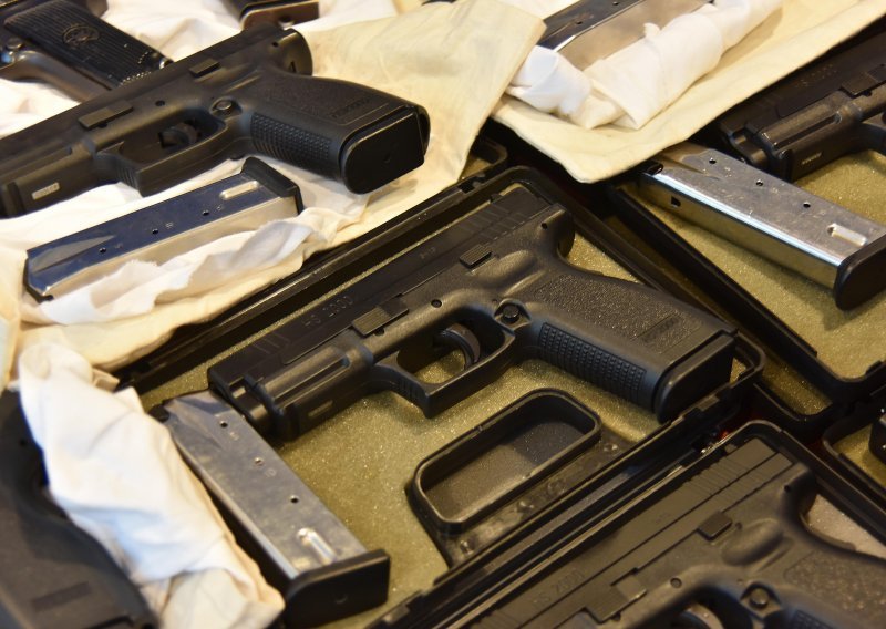 Oprez s odbačenim oružjem: Muškarac preuređivao stan pa u krevetu pronašao pištolj i municiju